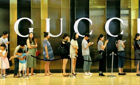 爱买奢侈品的年轻人，钱从哪来？