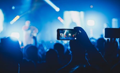 中国银保监会提示防范金融直播营销有关风险：应注意甄别其广告主体资质